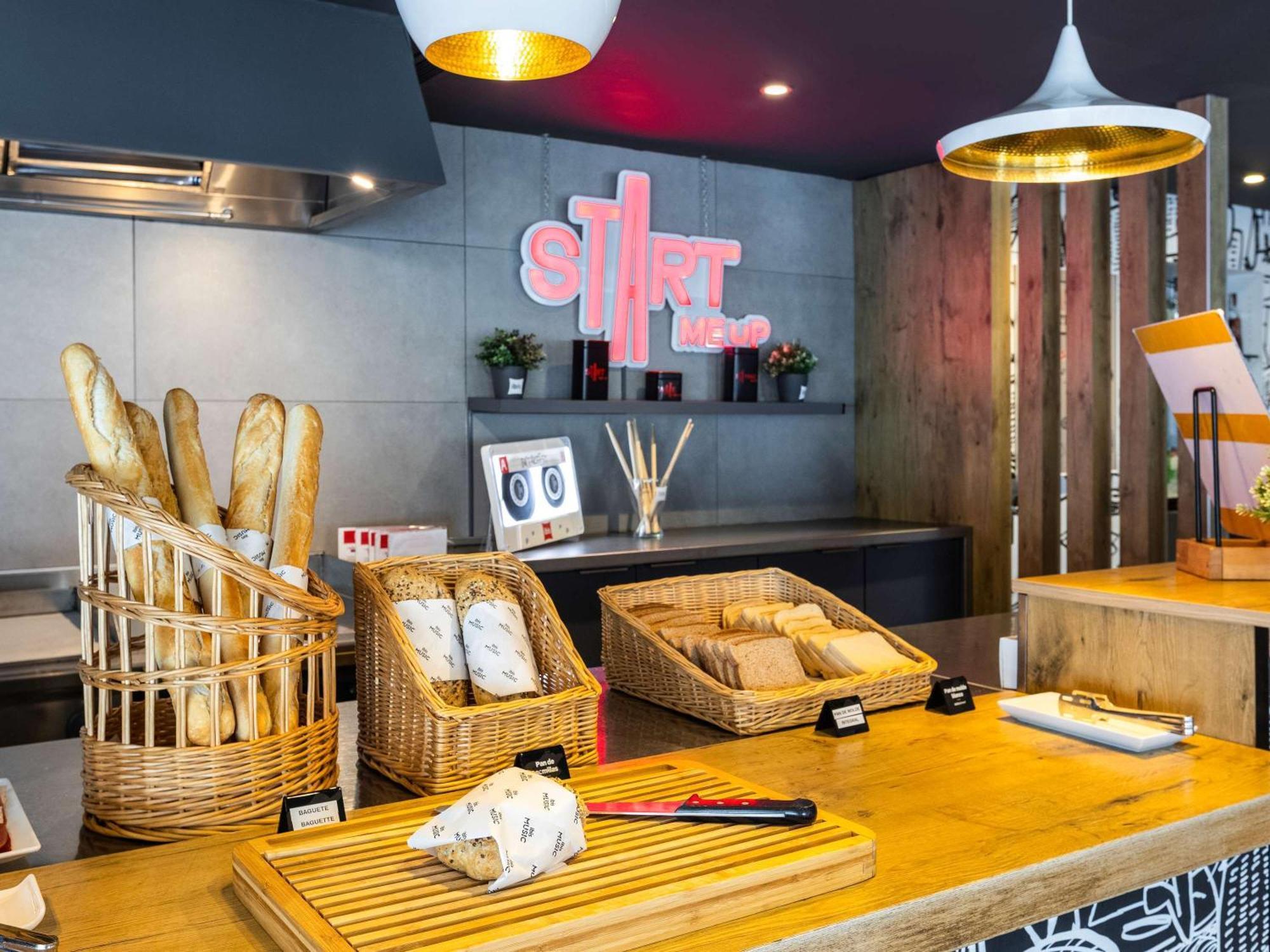 ホテル Ibis Bilbao バラカルド エクステリア 写真