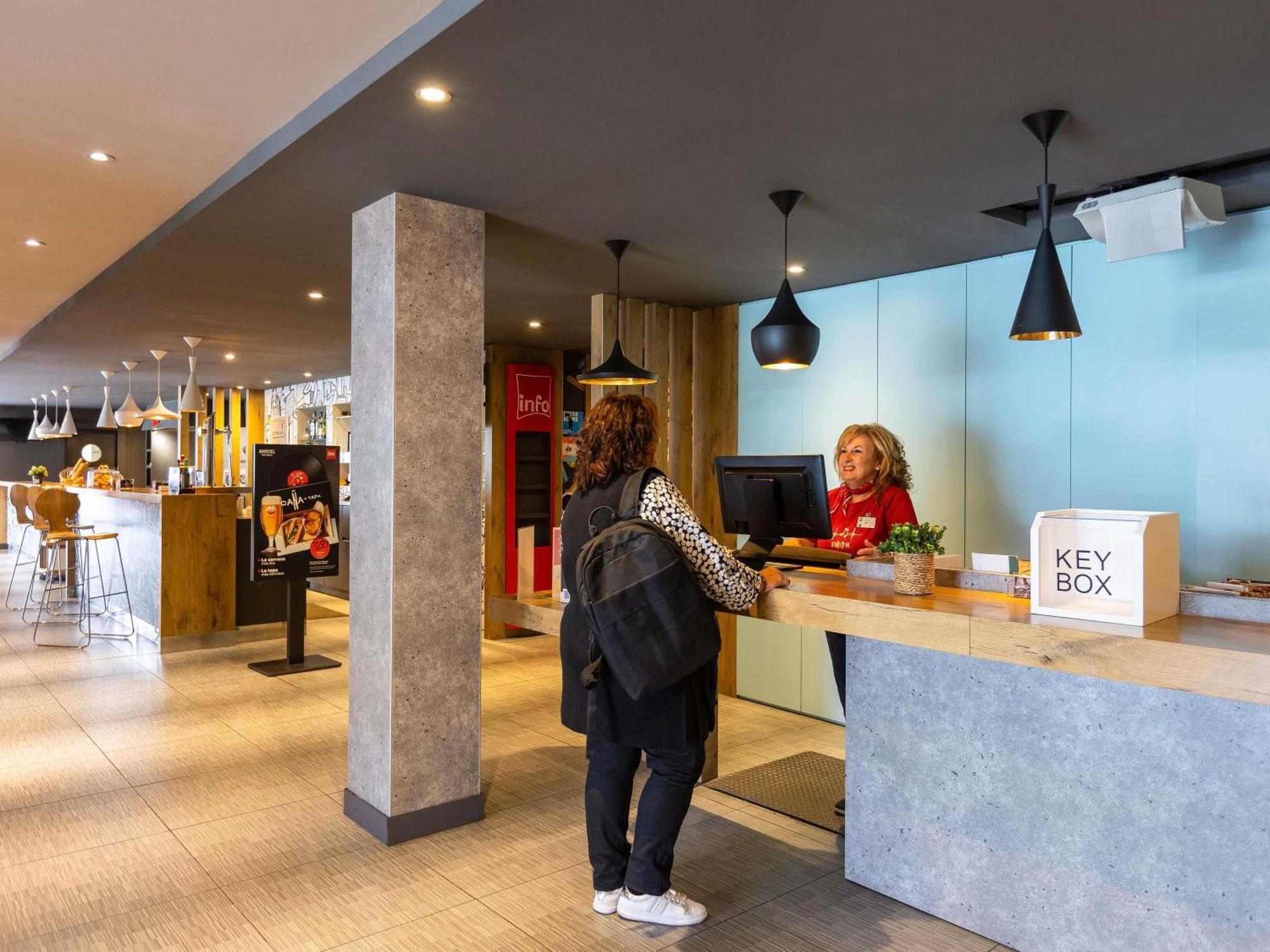 ホテル Ibis Bilbao バラカルド エクステリア 写真